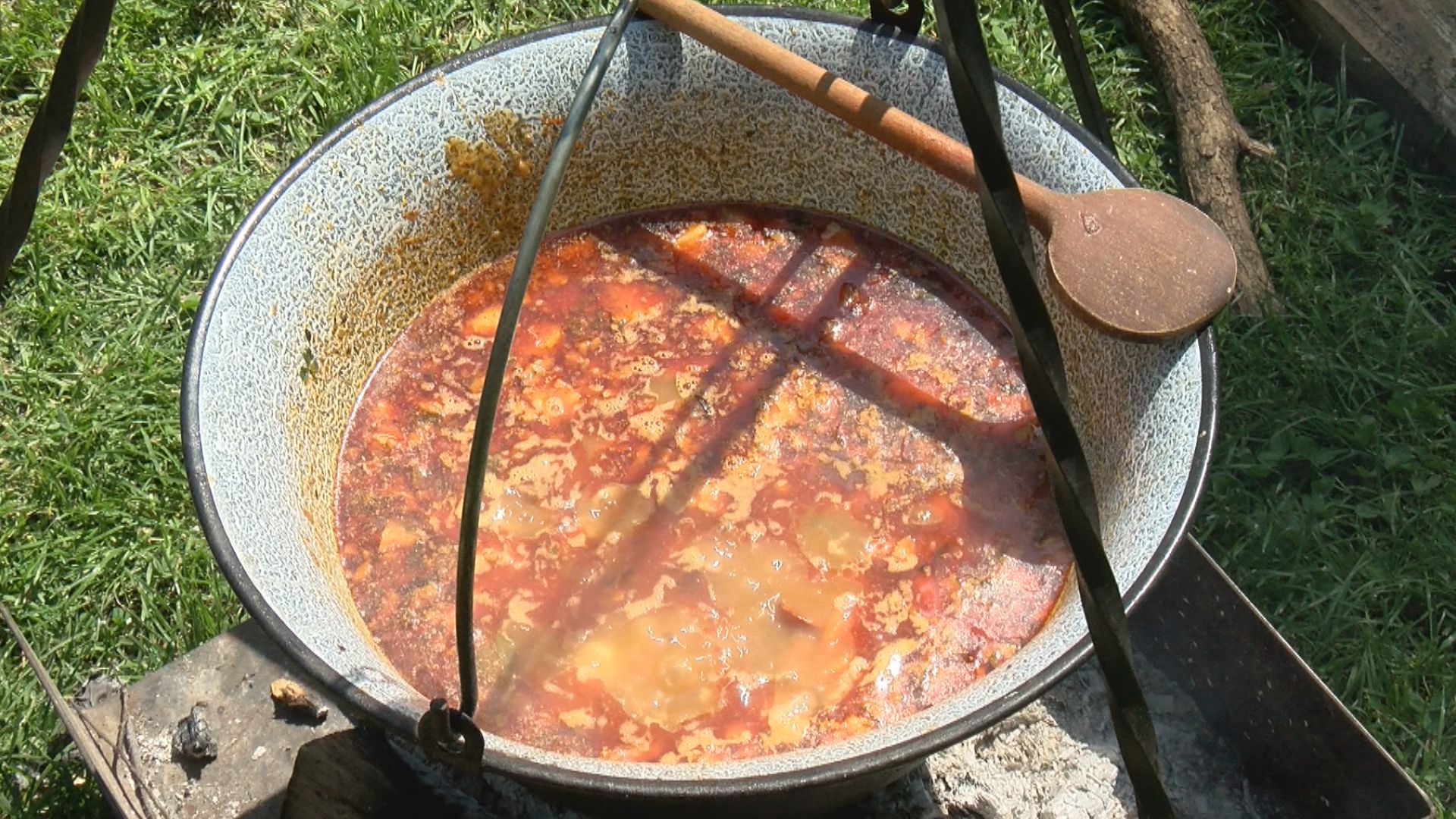 A balatonfüredi néptáncosok főzték meg a legjobb Jókai-bablevest